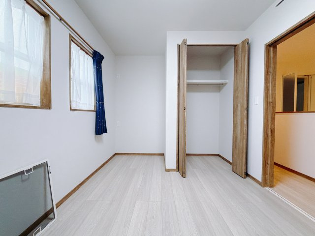 【中古戸建】渋川市半田の洋室|■2階洋室｜ナチュラルカラーの床です。模様替えなどとても楽しく工夫できます♪陽当たり、風通しもとても良いので毎日快適な生活スタートです！子供部屋にも良いですね♪