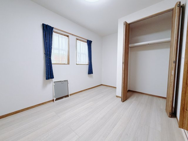 【中古戸建】渋川市半田の洋室|■2階洋室｜2階各居室には収納をご用意しています♪常にお部屋を綺麗に保てます！小さなお子様も自然とお片付けができるようになるのでうれしいですよね！