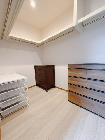 【中古戸建】渋川市半田の収納|■WIC｜主寝室には夢のウォークインがございます♪お洋服やバッグだけでなく、増えていくお洋服やご家族での思い出の品もしっかりと収納します( ＾＾ )