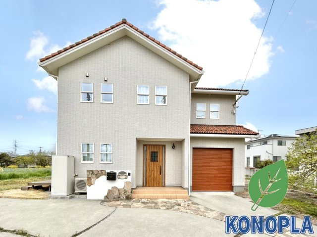 【中古戸建】渋川市半田の外観|■外観｜外壁のアクセントカラーがシックな外観です。シンプルなデザインでありながらも「個性」を損なわず、お客様一人ひとりの暮らし方にフィットします。