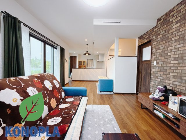 【中古戸建】渋川市半田の居間・リビング|■リビング｜時の流れと共に陽射しは装いを変え空間に新たな彩りを与えます。一日中家に居ても飽きることなく過ごすことができる素敵な空間です♪