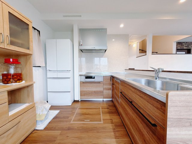 【中古戸建】渋川市半田のキッチン|■キッチン｜ワークトップの幅が広く、お子様といっしょにお料理をつくったり、ちょっとしたパーティーも楽しめます。フラットなのでお掃除がしやすいのもポイントです♪