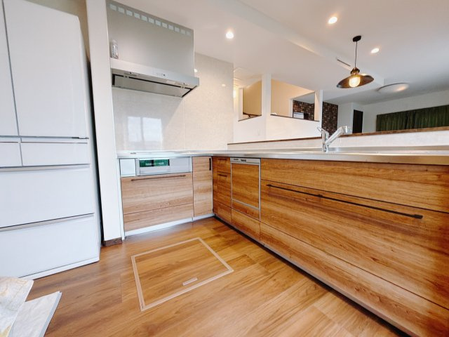 【中古戸建】渋川市半田のキッチン|■キッチン｜作業がはかどる広々カウンタースペース。会話がはずむ「オープンキッチン」なので家族とのコミュニケーションも活発になります。
