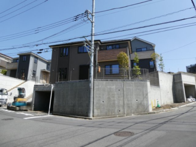 フォレストタウン青葉台Ⅱの前面道路含む現地写真