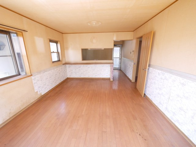 八街市文違　中古戸建の居間・リビング|平成18年4月築 　駐車並列2台可能　スーパーイオン徒歩約12分　公営水道 閑静な分譲地内