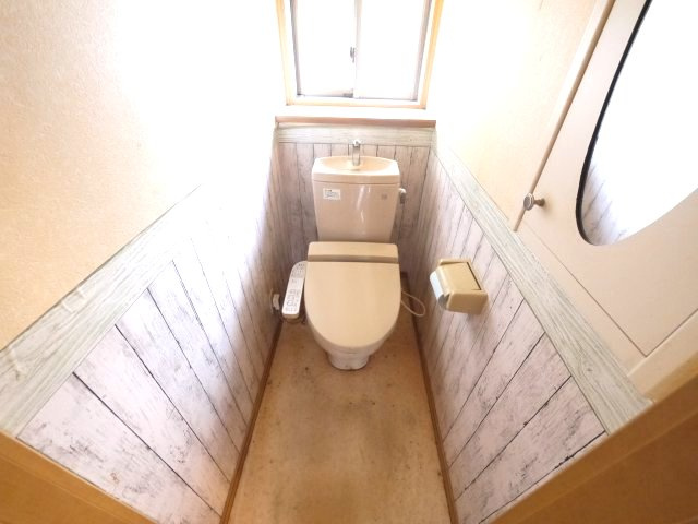 八街市文違　中古戸建のトイレ|平成18年4月築 　駐車並列2台可能　スーパーイオン徒歩約12分　公営水道 閑静な分譲地内