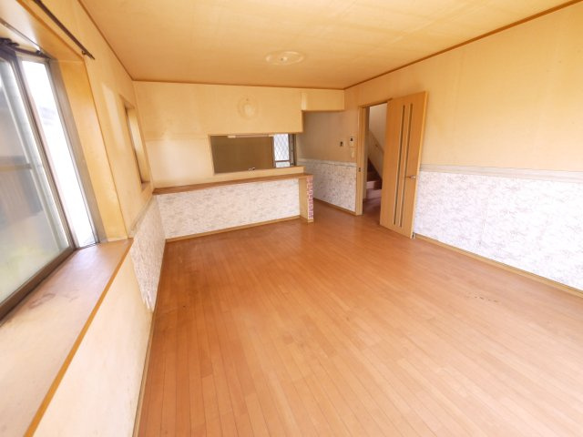 八街市文違　中古戸建の居間・リビング|平成18年4月築 　駐車並列2台可能　スーパーイオン徒歩約12分　公営水道 閑静な分譲地内