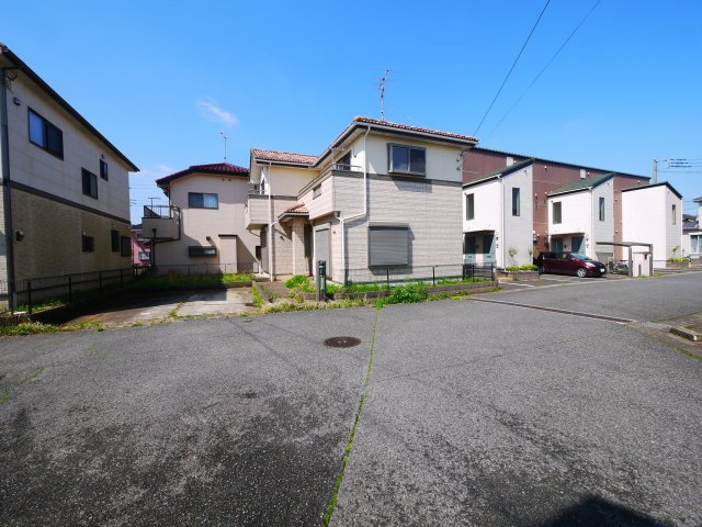 八街市文違　中古戸建の前面道路含む現地写真|平成18年4月築 　駐車並列2台可能　スーパーイオン徒歩約12分　公営水道 閑静な分譲地内