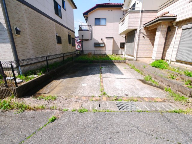 八街市文違　中古戸建の駐車場|平成18年4月築 　駐車並列2台可能　スーパーイオン徒歩約12分　公営水道 閑静な分譲地内