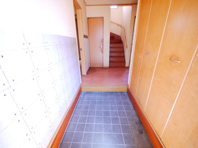 八街市文違　中古戸建の玄関|平成18年4月築 　駐車並列2台可能　スーパーイオン徒歩約12分　公営水道 閑静な分譲地内
