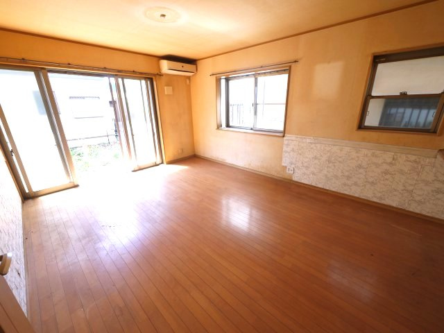 八街市文違　中古戸建の居間・リビング|平成18年4月築 　駐車並列2台可能　スーパーイオン徒歩約12分　公営水道 閑静な分譲地内