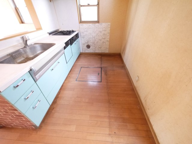 八街市文違　中古戸建のキッチン|平成18年4月築 　駐車並列2台可能　スーパーイオン徒歩約12分　公営水道 閑静な分譲地内