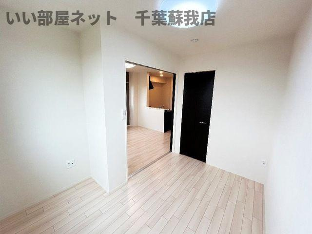 （仮称）千葉市中央区大森町新築アパートの寝室|たっぷりとした収納スペースです