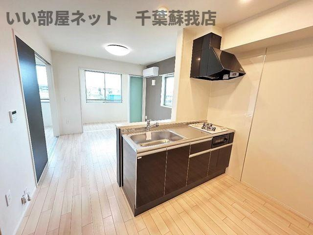 （仮称）千葉市中央区大森町新築アパートのキッチン|こちらのリビングで趣味の時間をお楽しみください