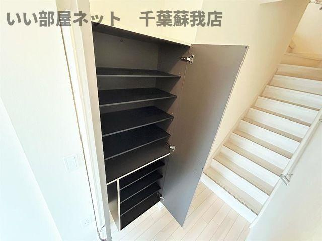 （仮称）千葉市中央区大森町新築アパートの玄関|開放的な寝室です