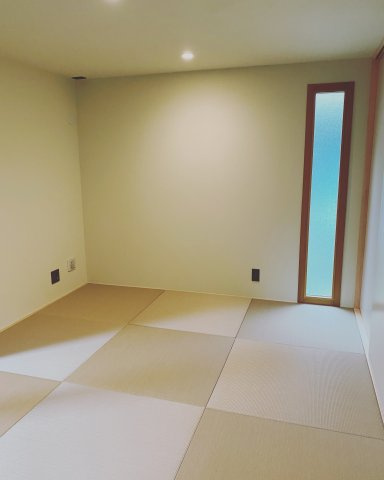 杉並区高円寺南2丁目　築浅中古住宅の和室|彩の異なる半畳畳で市松模様を再現。とても落ち着く空間になっています。