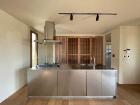 杉並区高円寺南2丁目　築浅中古住宅のキッチン|オールステンレスの大容量システムキッチンです。