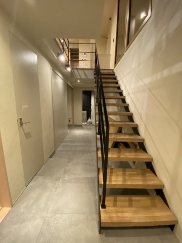 杉並区高円寺南2丁目　築浅中古住宅の玄関|玄関～ホールにかけて上部吹抜けになっています。またホールへ上がる段差も低く設定しているので、お子様やご高齢の方でも安心です。