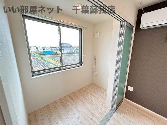 （仮称）千葉市中央区大森町新築アパートのバルコニー|落ち着いた色調のトイレです