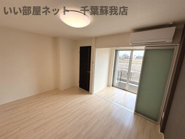 （仮称）千葉市中央区大森町新築アパートの居間・リビング|こちらのリビングで趣味の時間をお楽しみください