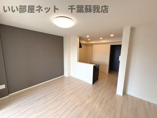 （仮称）千葉市中央区大森町新築アパートの居間・リビング|こちらのリビングで趣味の時間をお楽しみください