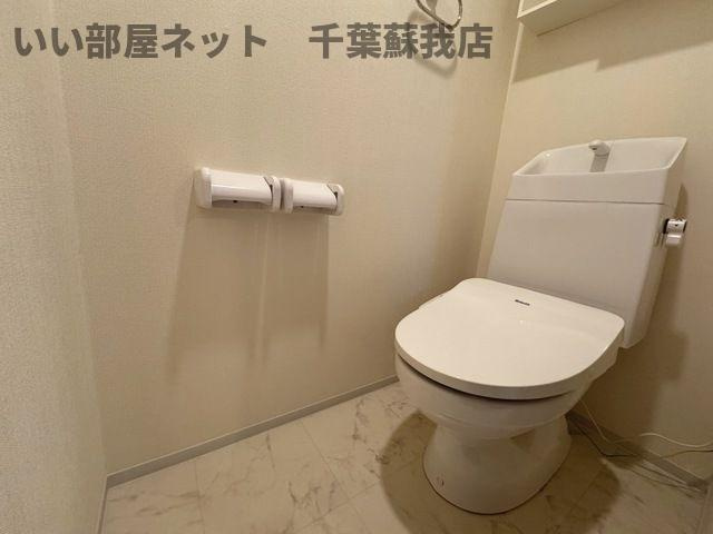（仮称）千葉市中央区大森町新築アパートのトイレ|落ち着いた色調のトイレです
