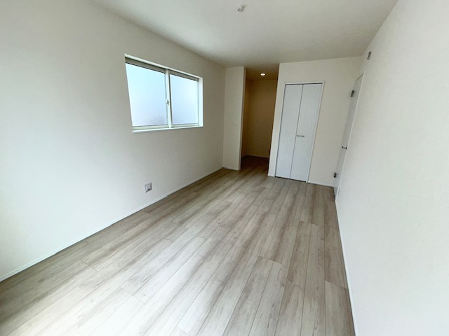 売新築戸建　静岡市葵区田町２丁目の洋室|スッキリとした室内はレイアウトも自由自在。自然光が差し込む明るく快適なプライベート空間です。