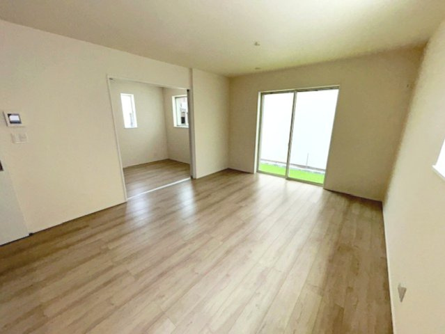 売新築戸建　静岡市葵区田町２丁目の居間・リビング|大きな窓からは、陽の光がたっぷりと入ります。庭の緑が見え癒しを感じられます。