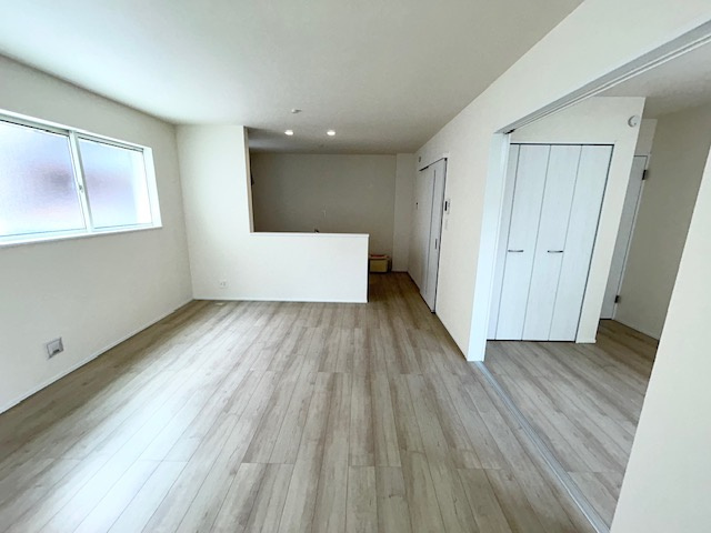 売新築戸建　静岡市葵区田町２丁目の居間・リビング|家族が自然と集まる、明るく開放的なLDK。大きな窓から陽光が差し込み、心地よい時間を過ごせます。