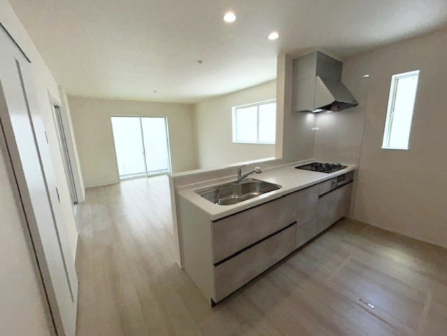 売新築戸建　静岡市葵区田町２丁目のキッチン|家族の会話が自然と生まれる対面キッチンを採用した広々LDK。開放感のある空間で快適にお過ごしください。