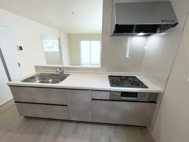 売新築戸建　静岡市葵区田町２丁目のキッチン|人気のペニンシュラキッチンを採用。開放感・デザイン性・家事動線を兼ね備えた毎日の暮らしを彩るキッチン。