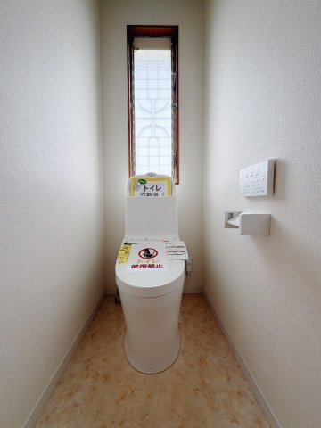 【中古戸建】熊谷市日向のトイレ|■トイレ｜白を基調とした清潔感溢れるトイレになっています。トイレには窓がついていますので常に換気をすることができ清潔を保てます。