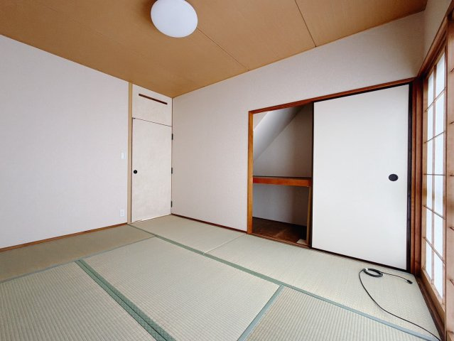【中古戸建】熊谷市日向の和室|■和室｜フローリングでは感じることのできない圧倒的な寛ぎやすさを実感してください。独立しているので周りを気にせず寝そべることもできますね♪