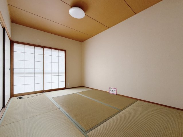 【中古戸建】熊谷市日向の和室|■和室｜和室を書斎にしたり、冬にはコタツを敷いて家族みんなで年越しをするのもいいですね。家族みんなのお気に入りの空間になります♪