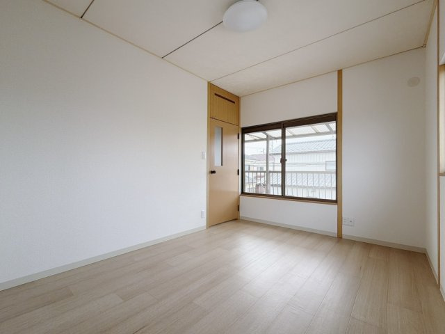 【中古戸建】熊谷市日向の洋室|■洋室｜「今日も一日お疲れ様」とご夫婦でゆったりくつろげる洋室。毎日の家事やお仕事に疲れた日はフカフカのベットで癒されてください♪
