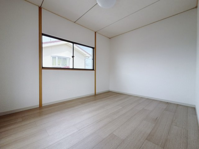 【中古戸建】熊谷市日向の洋室|■洋室｜お子様の一人部屋にピッタリな洋室。木のぬくもりを感じるフローリングは、天然木の味わいが時とともに深みを増していきます。また、傷にも強く、フリーワックスでお手入れもラクラクです♪