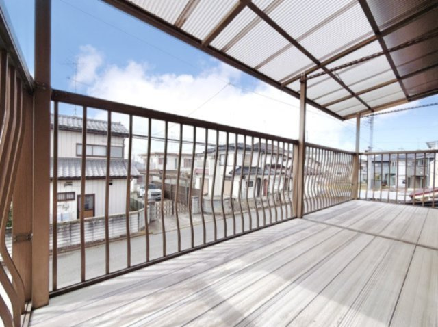 【中古戸建】熊谷市日向のバルコニー|■バルコニー｜お布団がたくさん干せますね♪バルコニーから入る日差しは暖かく、爽快な朝の目覚めを促してくれます。洗濯物やお布団を干して太陽の香りを吸い込んだお布団で夜はおやすみください♪