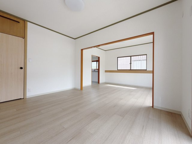 【中古戸建】熊谷市日向の洋室|■洋室｜窓から射し込む陽射しが縦横に広がり、あたたかな空間が形づくられ、リビングとして使用していただけます♪
