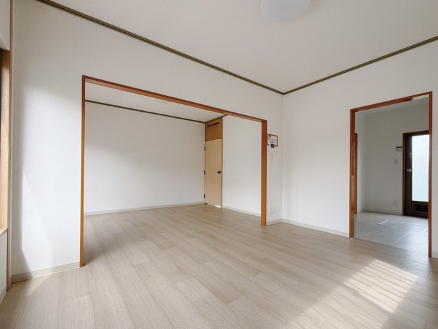【中古戸建】熊谷市日向の洋室|■洋室｜シンプルな色味のためインテリアや小物で自由にアクセントを加えやすいのが魅力であり、日常の空間をオシャレに見せてくれます。