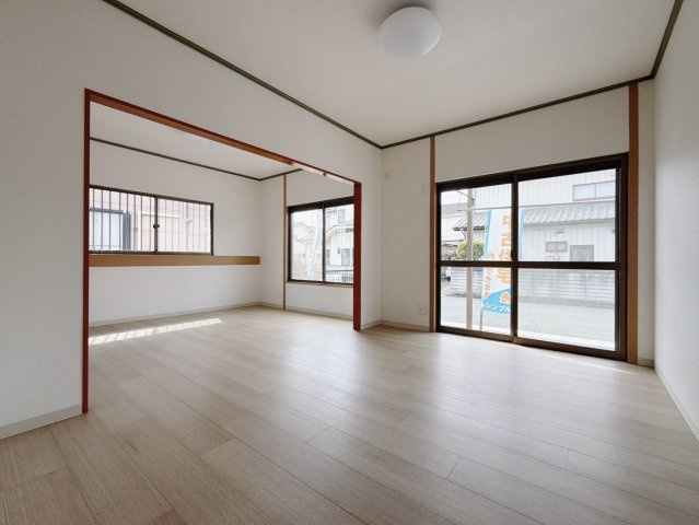 【中古戸建】熊谷市日向の居間・リビング|■洋室｜大きい窓からあたたかいたっぷりの光が入ります♪開放的な空間で毎日をもっと快適に(*＾＾*)