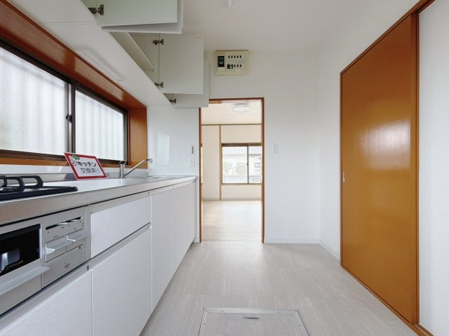 【中古戸建】熊谷市日向のキッチン|■キッチン｜お料理時の油の臭いや煙などが隣接するお部屋に充満しにくい造りとなっています♪