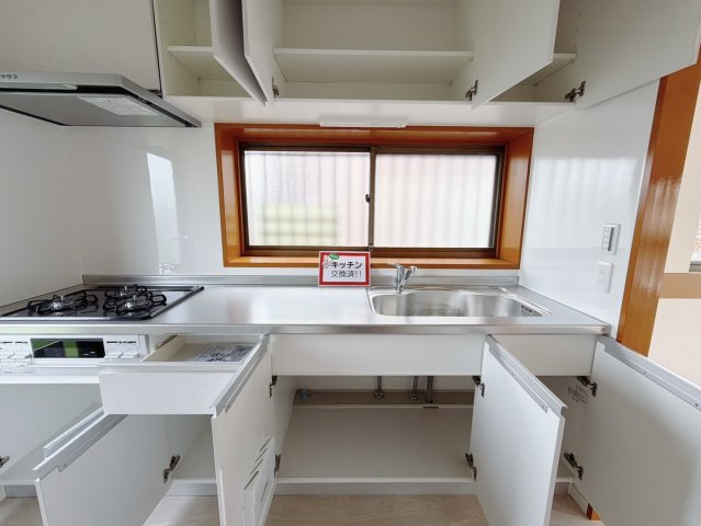 【中古戸建】熊谷市日向のキッチン|■キッチン｜ワークトップ下には、圧力鍋やパスタ鍋などのかさばる調理器具もラクラク収納可能！ものが溢れがちなキッチン回りもスッキリきれいに管理ができます♪
