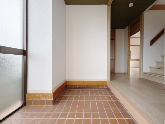 【中古戸建】熊谷市日向の玄関|■玄関｜自然光がたっぷりと差し込む玄関。太陽の光を浴びて元気にいってらっしゃい♪