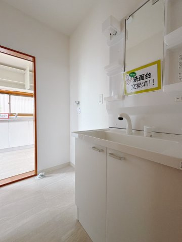 【中古戸建】熊谷市日向の独立洗面台|■洗面室｜洗濯機を置いてもゆとりある広さの洗面脱衣室です。のびのびと使える洗面所には寒い冬にストーブをおいても邪魔になりません♪