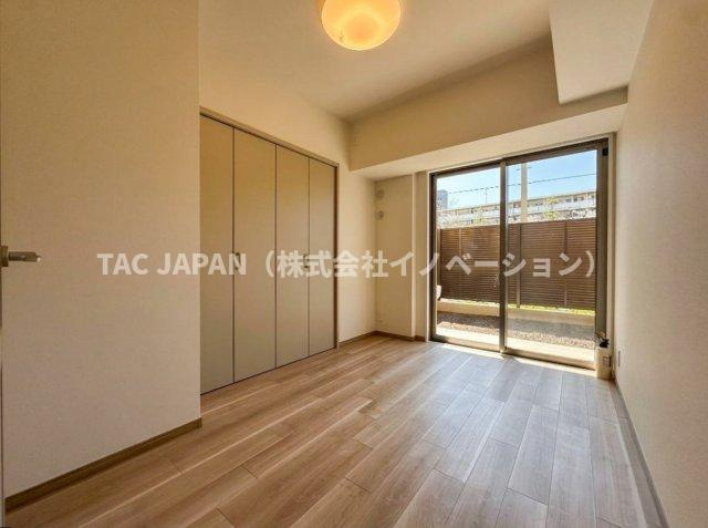 グランシティユーロコート赤羽の洋室|日差しがふんだんに注ぐプライベートガーデンを望む開放的な洋室（約5.0帖）。