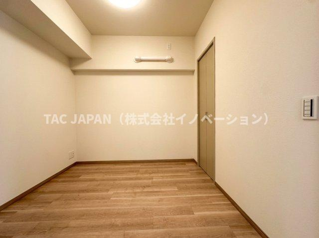 グランシティユーロコート赤羽の洋室|お仕事部屋やお子様のお部屋など使い勝手にこまらない約３．９帖の洋室。全てのお部屋にクローゼットとエアコン配管を備えていますので広さを問わず快適にお過ごしいただけます。