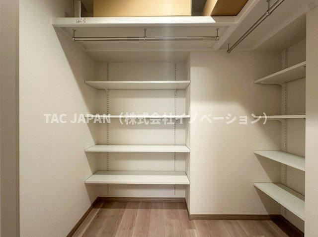 グランシティユーロコート赤羽の収納|玄関前のオープンスペースから日差しが注ぐ開放的な主寝室（約６．６帖）。衣装ケースや段ボールもマルっと収納できるウォークインクローゼット完備で日頃からスッキリお過ごしいただけます。