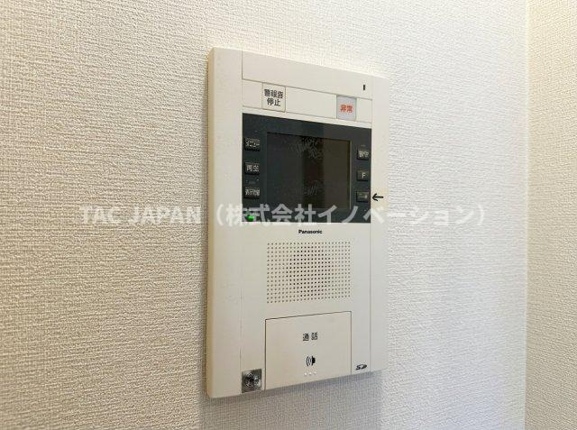 グランシティユーロコート赤羽の防犯設備|【モニター付きインターホン】
エントランスの来訪者をリビングから確認・開錠できる防犯の要。