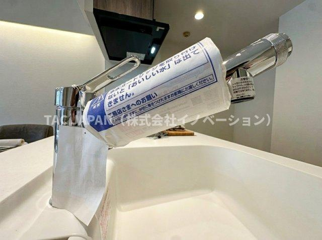 グランシティユーロコート赤羽のキッチン|【浄水シャワー栓】
水質をワンタッチで切換えられて場所を取らない浄水シャワー栓。