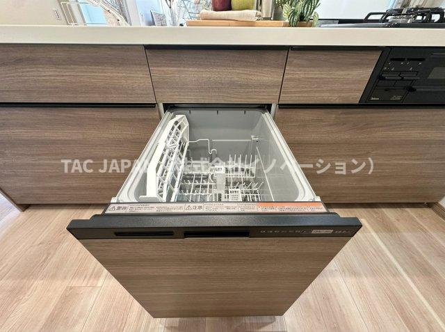グランシティユーロコート赤羽のキッチン|【ビルトイン食器洗浄乾燥機】
食事の時間がバラバラでも最後の人がスイッチONすれば洗い物が完了。家事の時短に大活躍のビルトイン食器洗浄乾燥機。